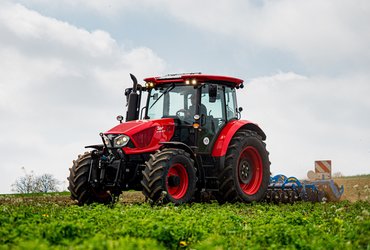 Co dokáže český traktor. FORTERRA HSX 140 v Autosalonu na Primě